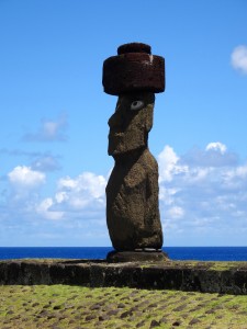 Large single Mo'ai near shoreline